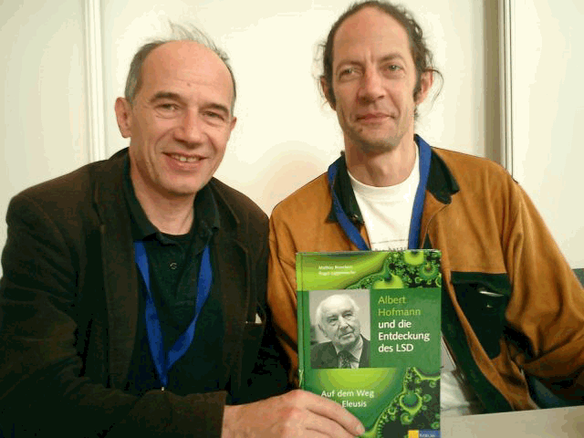 Mathias Bröckers und Roger Liggenstorfer bei der Vorstellung ihres Buches über Albert Hofmann, Basel 2006. Mathias Bröckers und Roger Liggenstorfer bei der Vorstellung ihres Buches über Albert Hofmann, Basel 2006.