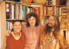J. Ott (i.d.M.), mit C. Müller Ebeling (l.) und C. Rätsch (r.) J. Ott (i.d.M.), mit C. Müller Ebeling (l.) und C. Rätsch (r.)